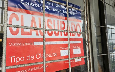 Operativo.- Arcsa clausura un restaurante de parrilla en el centro de Guayaquil.