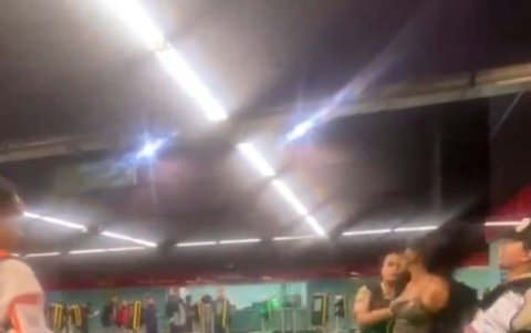 La mujer en estado etílico forcejeaba con las uniformadas en el Metro de Quito