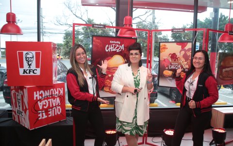 Silvia Coello, Karla Bresciani y Astrid Vera.