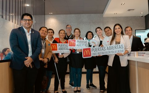 Isidro González, Gerente de Operaciones y Entrenamiento de Arcos Dorados Ecuador, y Paola Caicedo, gerente de Comunicación Arcos Dorados Ecuador, junto al equipo académico de la Universidad Metropolitana de Machala, durante el programa de Puertas Abiertas.