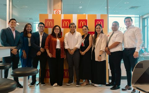 Eduardo Díaz, Carolin Cueva, Isidro González,  Gina Castagneto, Luis Aguilar, Priscila Serrano, Paola Caicedo, Luis Echever y Jorge Ubilla,