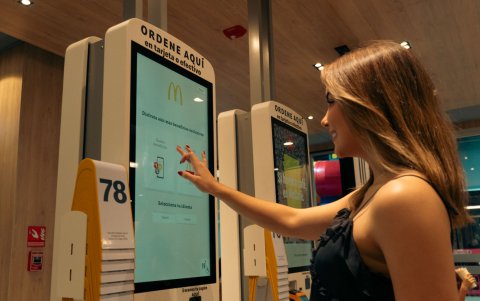 Nicole Pinilla disfruta de las bondades del local de Machala.