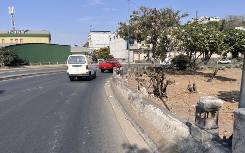 Barreras. Varias barandas están deterioradas desde hace tiempo, denuncian conductores. Las de acero han sido sustraídas. A lo largo del viaducto es posible observar las varillas expuestas y oxidadas.