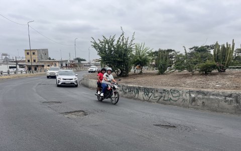 Daños. En la calzada del viaducto Flavio Alfaro hay baches. Los conductores tratan de no caer en ellos.