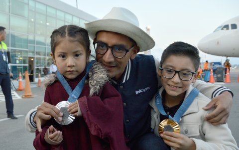 Daniel Pintado junto a sus hijos Montse y Nico, con las medallas olímpicas.