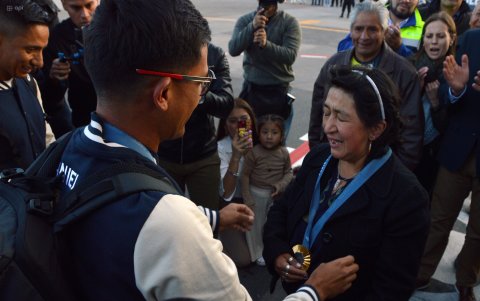El deportista cumplió el sueño de colocarle la medalla a su madre.