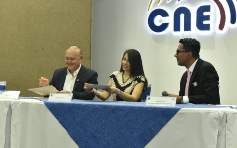 El binomio correista llegó al CNE.