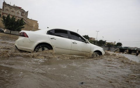 Un vehículo circula por una zona totalmente anegada.