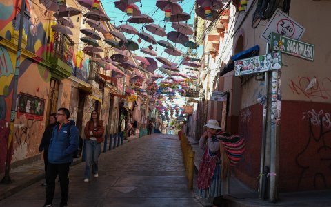 Personas en la 'Calle de las Brujas', en La Paz