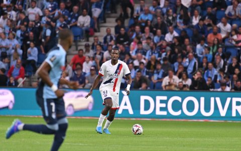 William Pacho es el líbero en la línea de 3 defensores que utiliza Luis Enrique en su formación (3-4-3).