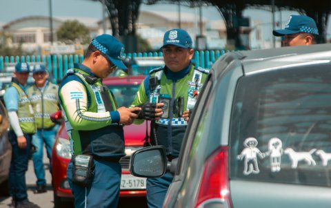 Los agentes recibieron las citaciones.