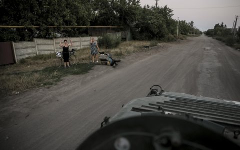 Habitantes de la ciudad de Chasiv Yar, en la región de Donetsk, saludan a los militares de la 24.ª Brigada Mecanizada, a bordo de un vehículo de combate de infantería BRM1K .