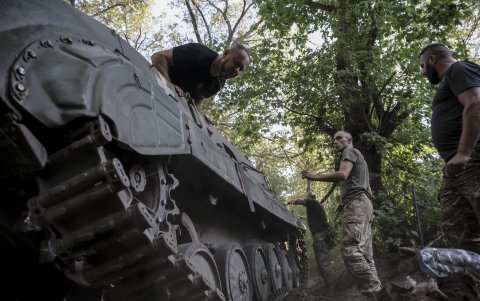 Militares ucranianos reparan un vehículo de combate de infantería BRM1K cerca de la ciudad de Chasiv Yar en la región de Donetsk, el 17 de agosto de 2024.