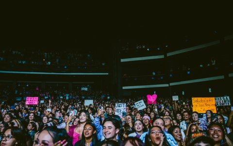 Fotografía del 15 de agosto de 2024 de seguidores de la cantante puertorriqueña Young Miko durante un concierto en el Teatro Peacock en Los Ángeles (Estados Unidos).