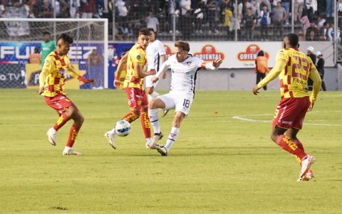 Los albos se quedaron con la victoria en el Superclásico capitalino.