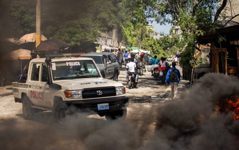 Integrantes de la policía haitiana patrullan durante una protesta este 19 de agosto de 2024, en el barrio Solino en Puerto Principe (Haití).