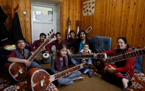 Estudiantes del Instituto Nacional de Música de Afganistán asisten a clase en Kabul (Afganistán).