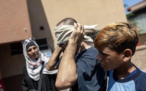 El palestino Hob Al-Din Muqat, uno de los detenidos palestinos liberados por Israel, se reúne con su familia en el Hospital Nasser en el campamento de Khan Yunis.