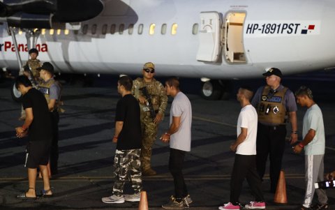 El primer grupo de migrantes, que cruzó el Darién ilegalmente, regresó al país centroamericano.