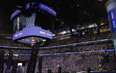 El presidente Joe Biden, se dirige a la audiencia durante la noche inaugural de la Convención Nacional Demócrata (DNC) en el United Center de Chicago.