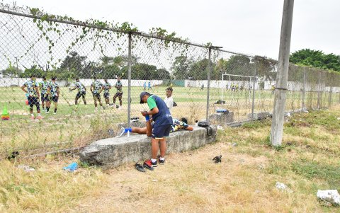 Una banca de cemento la utilizan como camilla para que los jugadores reciban los masajes.