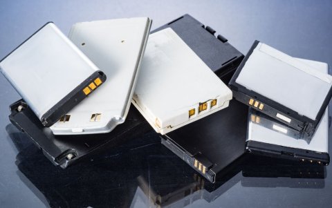 En el ámbito de las baterías para teléfonos móviles, las más comunes son las de iones de litio (Li-ion).