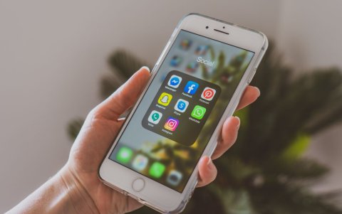 Las aplicaciones que permanecen activas en segundo plano pueden consumir batería sin que el usuario sea consciente.