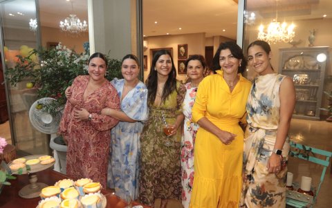 Daniela y Gloria Nogales, Gloria Romero, Geanina Nogales, Antuca de Romero y Rosanna de Romero.