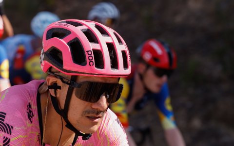 Richard Carapaz llegó con el pelotón en la quinta jornada.