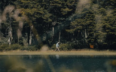 Una persona camina por uno de los lagos de Suiza. El país recabar las municiones antiguas que yacen en el fondo de algunos de sus paradisíacos lagos.