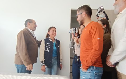 Glenda Morejón, acompañada de su prometido Marlon Pesantez y el ministro de vivienda, quien le entregó su nueva casa.