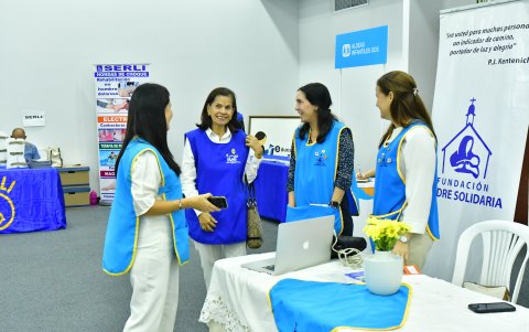 Un grupo de voluntarias perfeccionan datos para recibir al público