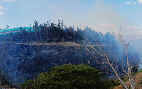 Las llamas alcanzaron gran parte de la quebrada del barrio San Juan Loma Bajo, en la comuna de Llano Grande