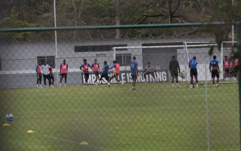 Los futbolistas del Bombillo afinan su marcaje en ejercicios con balón de uno versus uno.