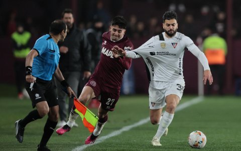 Jonathan Torres (i) de Lanús disputa el balón con Gian Franco Allala de Liga de Quito en octavos de la Copa Sudamericana en Lanús.