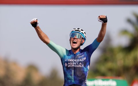 El ciclista australiano Ben O'Connor celebra tras ganar la sexta etapa de la Vuelta a España.