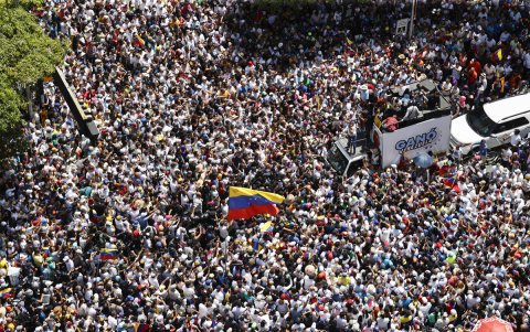 Venezolanos participan en la concentración contra el resultado oficial de las presidenciales.