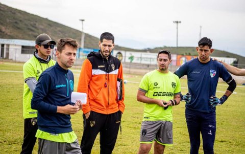 Martin Wainer (i) y su cuerpo técnico supervisan el entrenamiento de Imbabura.