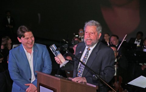 Johnny Czarninski recibió un reconocimiento durante la inauguración del edificio de Supercines en la avenida Francisco de Orellana, en el norte de Guayaquil.