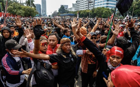 Manifestantes gritan consignas durante una manifestación frente al Parlamento contra el intento del gobierno de revertir un fallo del tribunal constitucional sobre las leyes electorales, en Yakarta.