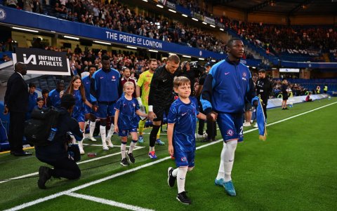 Moisés Caicedo (d) llevó la cinta de capitán en el partido de Chelsea ante Servette