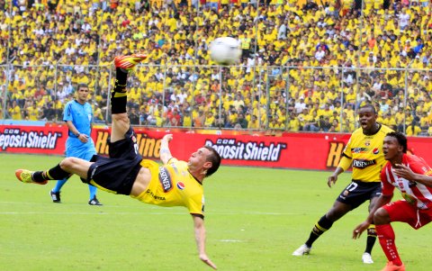 Díaz y un gol de chilena e1 1 de julio de 2012, ante Técnico Universitario.
