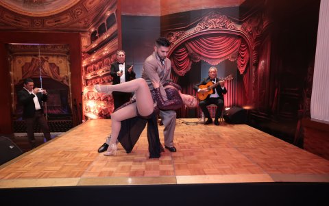 Se presentó el folclorista Héctor ‘El Gaucho’ Pantoja, el guitarrista Juan Carlos Moyano y Fabio Sánchez en el bandoneón, quienes acompañaron a Fernanda y Javier en su show de tango.