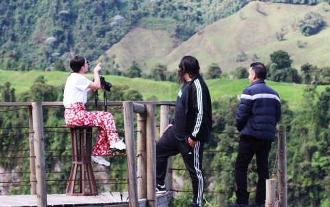 Visitantes observan el paisaje el 10 de agosto de 2024 en el Nido del Cóndor, en Villamaría.