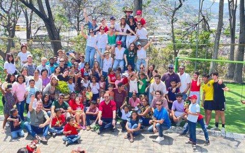 Los voluntarios visitan a los niños para brindarles momentos de recreatividad.