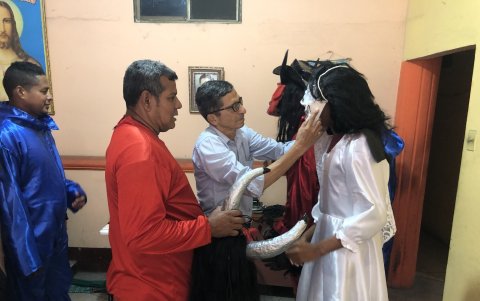 La jornada de algarabía tiene un toque gracioso, cuando los ciudadanos se acercan, los danzantes piden monedas a cambio de no darles látigo.