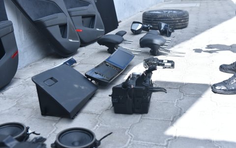 Entre las autopartes recuperadas se encuentran puertas, radios, cerebro del vehículo.