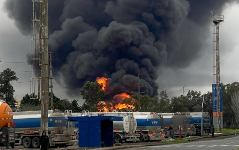 Una densa humareda se levanta sobre un sector de la refinería del Complejo Industrial Ingeniero Enrique Mosconi, este jueves en Ensenada (Argentina).