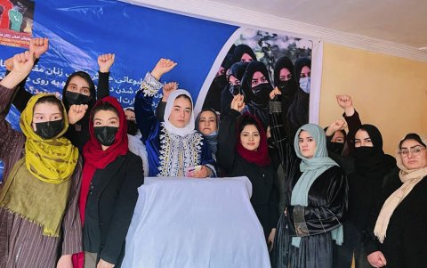 Un grupo de mujeres en una protesta a puerta cerrada en Kabul, Afganistán, contra el veto de los talibanes a la educación femenina universitaria.