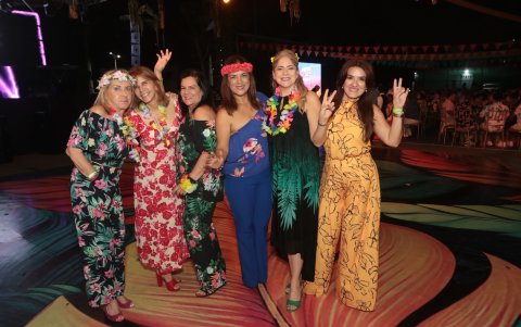 Pocha López, Isabel Castilla, Irene Orrantia, Luz Marina de Moscoso, Jenny Vega y Gioconda Proaño.